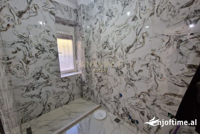 Ambiente Commerciale in Affitto 3+1 a Tirana - 500 Euro