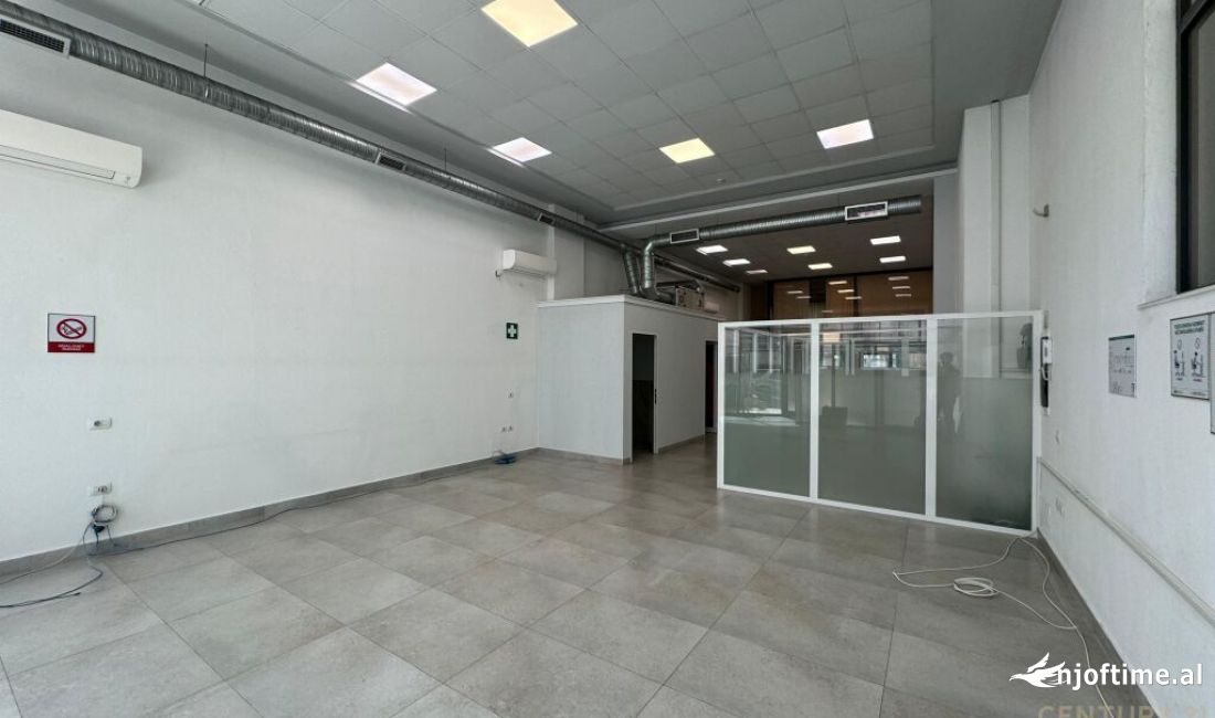 Ambjent per Zyre / Klinike tek Komuna e Parisit !