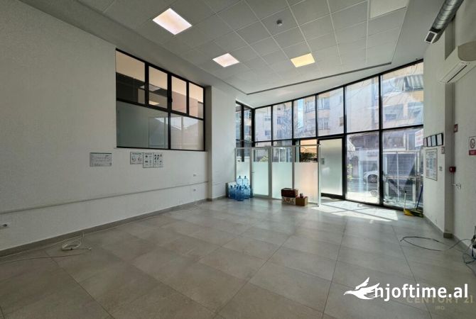 Ambiente Commerciale in Affitto 3+1 a Tirana - 2,000 Euro