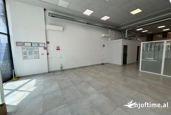 Ambiente Commerciale in Affitto 3+1 a Tirana - 2,000 Euro