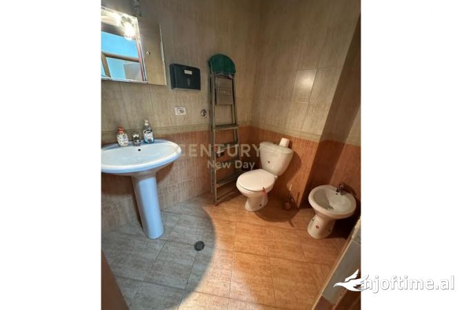 Ambiente Commerciale in Affitto 3+1 a Tirana - 500 Euro