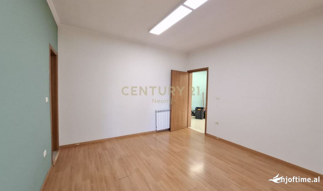 JAPIM ME QIRA ZYRE TEK RRUGA E KOSOVAREVE, BUZE RRUGE- 900Euro!!