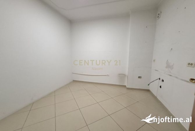 JAPIM ME QIRA ZYRE TEK RRUGA E KOSOVAREVE, BUZE RRUGE- 900Euro!!