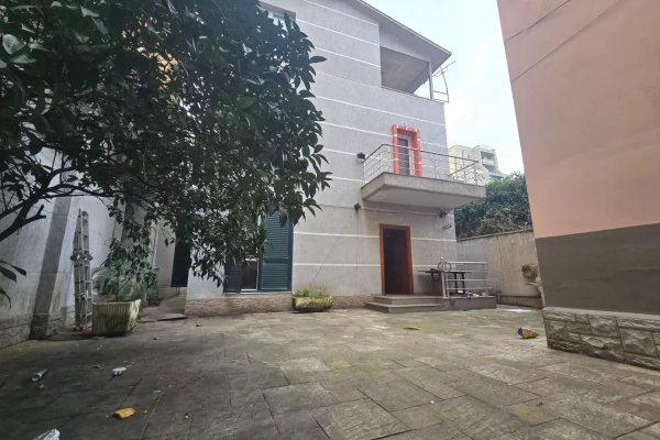 Shtepi ne shitje Shtepi Private ne Tirane, 3+1, Mobilimi Pjeserisht e mobiluar, Pagesa 520,000  Euro.