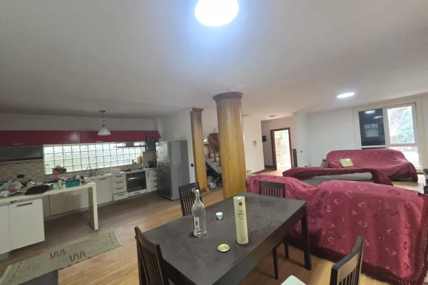 Shtepi ne shitje Shtepi Private ne Tirane, 3+1, Mobilimi Pjeserisht e mobiluar, Pagesa 520,000  Euro.