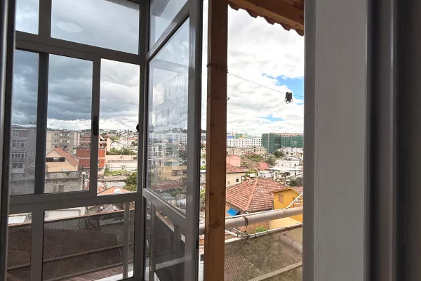 Shtepi ne shitje Apartament ne Tirane, 1+1, Mobilimi E mobiluar, Pagesa 135,000  Euro.