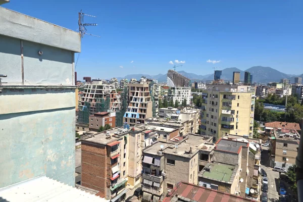 Shtepi ne shitje Apartament ne Tirane, 2+1, Mobilimi Bosh, pa mobiluar, Pagesa 230,000  Euro.
