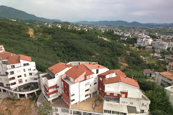 Shtepi ne shitje Papafingo(kati i catise) ne Tirane, 2+1, Mobilimi Bosh, pa mobiluar, Pagesa 150,000  Euro.