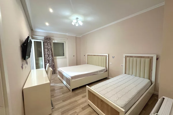 Shtepi ne shitje Papafingo(kati i catise) ne Tirane, 2+1, Mobilimi Bosh, pa mobiluar, Pagesa 150,000  Euro.