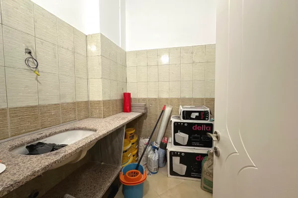 Shtepi ne shitje Papafingo(kati i catise) ne Tirane, 2+1, Mobilimi Bosh, pa mobiluar, Pagesa 150,000  Euro.