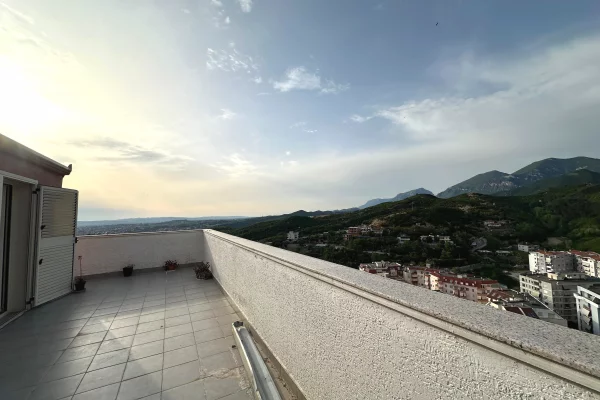 Shtepi ne shitje Papafingo(kati i catise) ne Tirane, 2+1, Mobilimi Bosh, pa mobiluar, Pagesa 150,000  Euro.