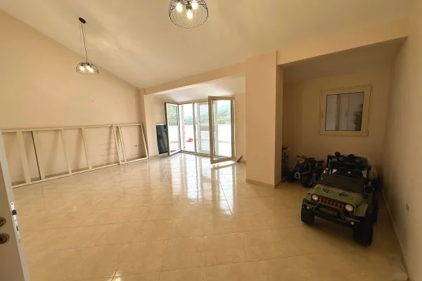 Shtepi ne shitje Papafingo(kati i catise) ne Tirane, 2+1, Mobilimi Bosh, pa mobiluar, Pagesa 150,000  Euro.