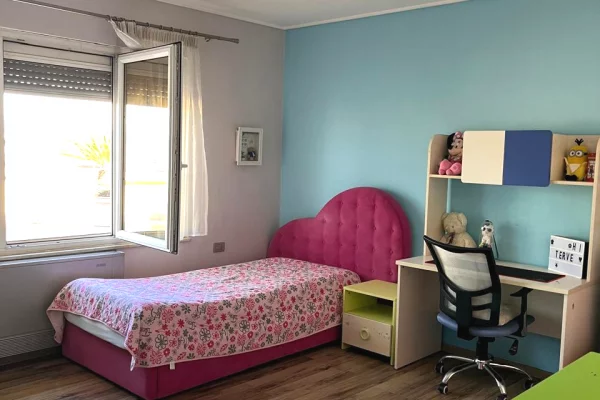 Shtepi ne shitje Penthose(kati i fundit panoramik) ne Tirane, 3+1, Mobilimi E mobiluar, Pagesa 600,000  Euro.