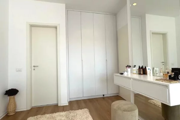 Shtepi ne shitje Apartament ne Tirane, 2+1, Mobilimi E mobiluar, Pagesa 270,000  Euro.