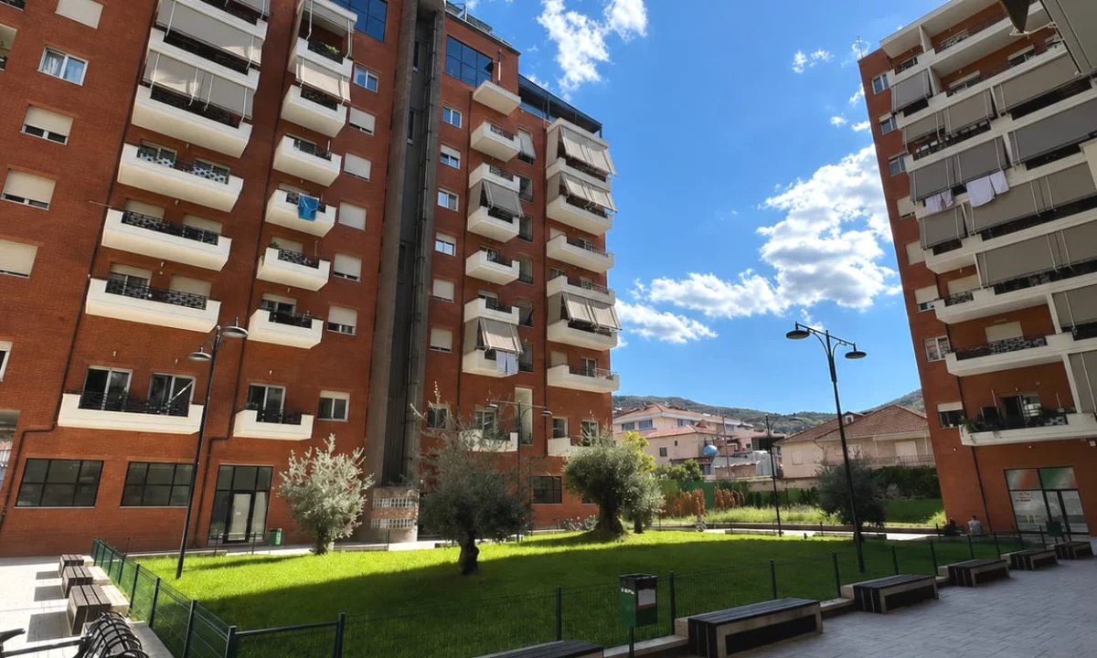 Shtepi ne shitje Apartament ne Tirane, 2+1, Mobilimi E mobiluar, Pagesa 18,200,000  Leke.