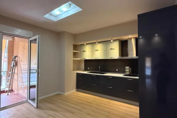 Shtepi ne shitje Apartament ne Tirane, 2+1, Mobilimi Pjeserisht e mobiluar, Pagesa 198,000  Euro.
