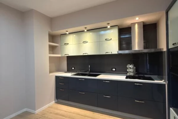 Shtepi ne shitje Apartament ne Tirane, 2+1, Mobilimi Pjeserisht e mobiluar, Pagesa 198,000  Euro.