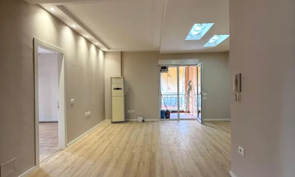 Shtepi ne shitje Apartament ne Tirane, 2+1, Mobilimi Pjeserisht e mobiluar, Pagesa 198,000  Euro.