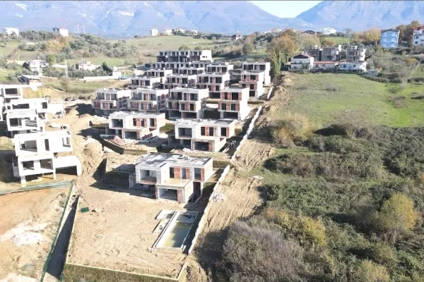 Shtepi ne shitje Vila Luksoze ne Tirane, 4+1, Mobilimi Bosh, pa mobiluar, Pagesa 548,000  Euro.