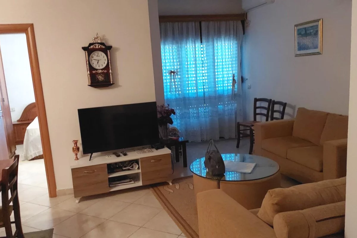 Shtepi ne shitje Apartament ne Tirane, 1+1, Mobilimi Pjeserisht e mobiluar, Pagesa 165,000  Euro.