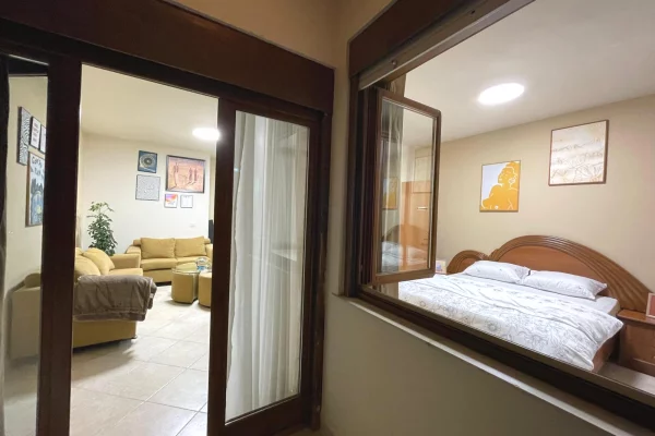 Shtepi ne shitje Apartament ne Tirane, 1+1, Mobilimi Pjeserisht e mobiluar, Pagesa 165,000  Euro.