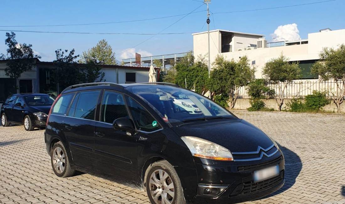 Jepet makina Citroen c4 grand picaso duke filluar nga 50 euro