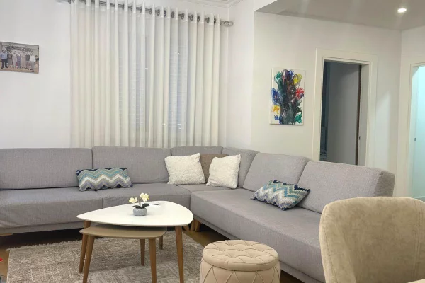 Shtepi ne shitje Apartament ne Tirane, 2+1, Mobilimi E mobiluar, Pagesa 15,000,000  Leke.