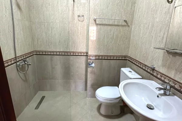 Shtepi me qera Apartament ne Tirane, 2+1, Mobilimi Bosh, pa mobiluar, Pagesa 75,000  Leke.