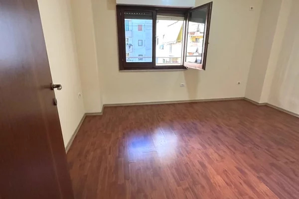 Shtepi me qera Apartament ne Tirane, 2+1, Mobilimi Bosh, pa mobiluar, Pagesa 75,000  Leke.