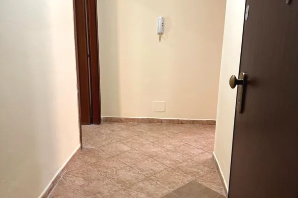 Shtepi me qera Apartament ne Tirane, 2+1, Mobilimi Bosh, pa mobiluar, Pagesa 75,000  Leke.