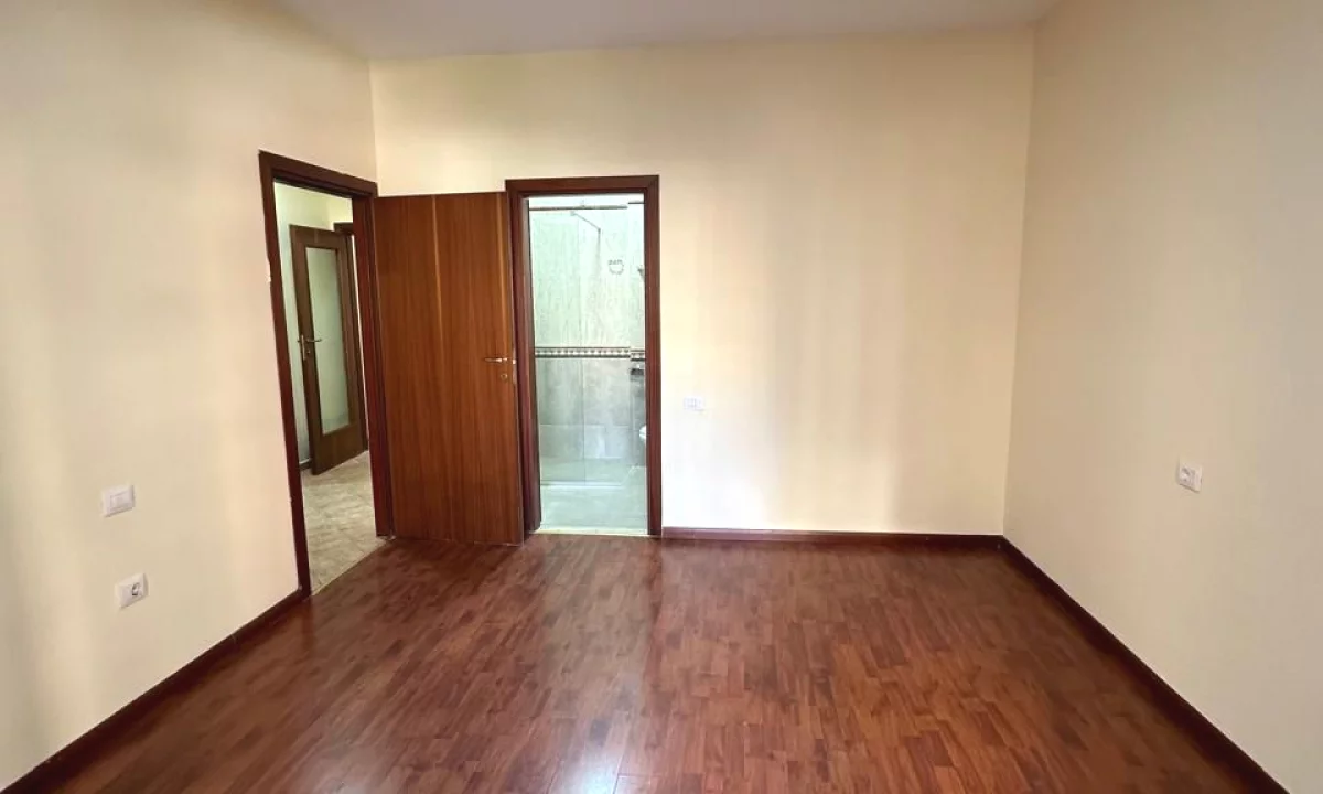 Shtepi me qera Apartament ne Tirane, 2+1, Mobilimi Bosh, pa mobiluar, Pagesa 75,000  Leke.