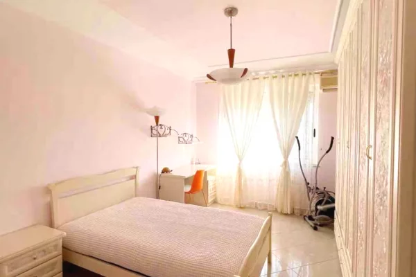 Shtepi me qera Apartament ne Tirane, 3+1, Mobilimi E mobiluar, Pagesa 1,500  Euro.