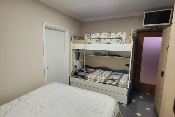 Shtepi me qera Apartament ne Tirane, 3+1, Mobilimi E mobiluar, Pagesa 700  Euro.