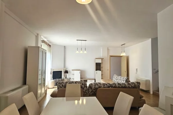 Shtepi me qera Shtepi Private ne Tirane, 3+1, Mobilimi E mobiluar, Pagesa 2,500  Euro.