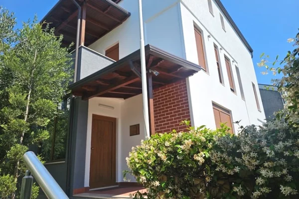 Shtepi me qera Shtepi Private ne Tirane, 3+1, Mobilimi E mobiluar, Pagesa 2,500  Euro.