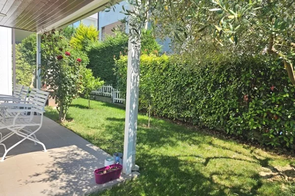 Shtepi me qera Shtepi Private ne Tirane, 3+1, Mobilimi E mobiluar, Pagesa 2,500  Euro.