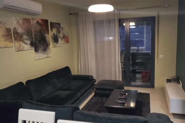 Shtepi me qera Apartament ne Tirane, 2+1, Mobilimi E mobiluar, Pagesa 900  Euro.