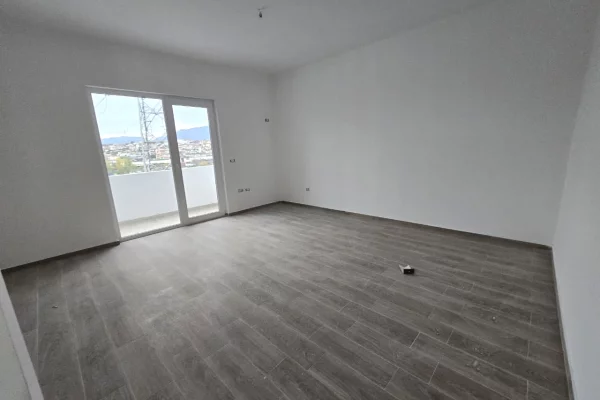 Shtepi ne shitje Apartament ne Tirane, 1+1, Mobilimi Bosh, pa mobiluar, Pagesa 121,000  Euro.