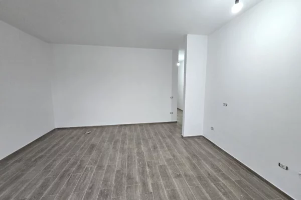 Shtepi ne shitje Apartament ne Tirane, 1+1, Mobilimi Bosh, pa mobiluar, Pagesa 121,000  Euro.