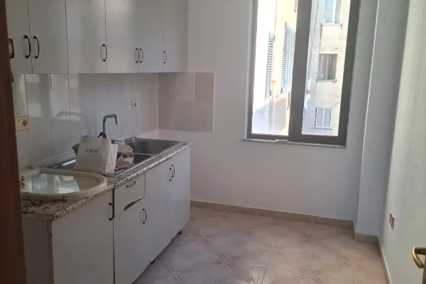 Shtepi ne shitje Apartament ne Tirane, 2+1, Mobilimi Bosh, pa mobiluar, Pagesa 171,000  Euro.