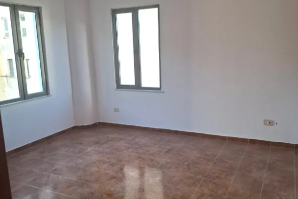 Shtepi ne shitje Apartament ne Tirane, 2+1, Mobilimi Bosh, pa mobiluar, Pagesa 171,000  Euro.