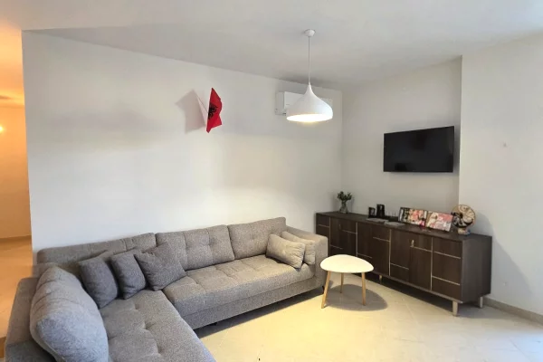 Shtepi me qera Apartament ne Tirane, 2+1, Mobilimi E mobiluar, Pagesa 900  Euro.