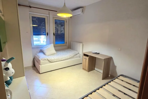 Shtepi me qera Apartament ne Tirane, 2+1, Mobilimi E mobiluar, Pagesa 900  Euro.