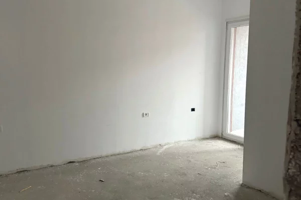 Shtepi ne shitje Apartament ne Tirane, 3+1, Mobilimi Bosh, pa mobiluar, Pagesa 338,800  Euro.
