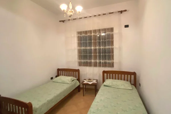 Shtepi me qera Apartament ne Tirane, 2+1, Mobilimi E mobiluar, Pagesa 40,000  Leke.