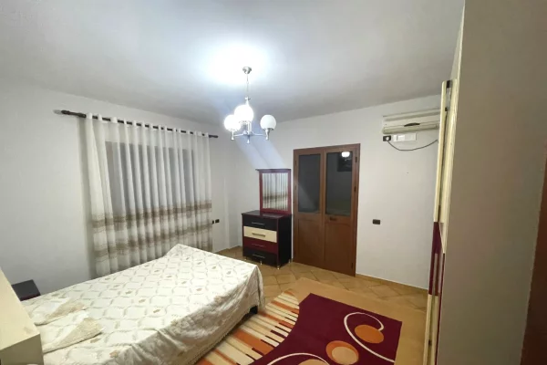 📍 RRUGA 5 MAJI – APARTAMENT ME QIRA