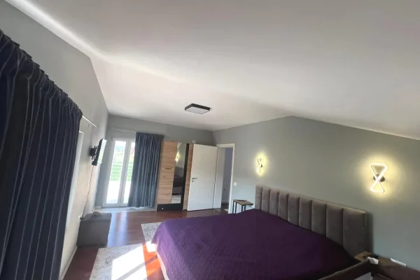 Shtepi me qera Apartament ne Tirane, 4+1, Mobilimi E mobiluar, Pagesa 1,200  Euro.