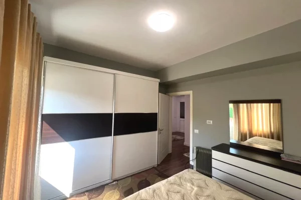 Shtepi me qera Apartament ne Tirane, 4+1, Mobilimi E mobiluar, Pagesa 1,200  Euro.