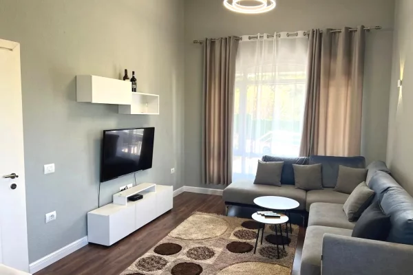 Shtepi me qera Apartament ne Tirane, 4+1, Mobilimi E mobiluar, Pagesa 1,200  Euro.