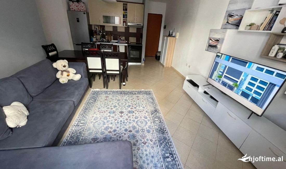 Shtepi me qera Apartament ne Tirane, 3+1, Mobilimi E mobiluar, Pagesa 500  Euro.